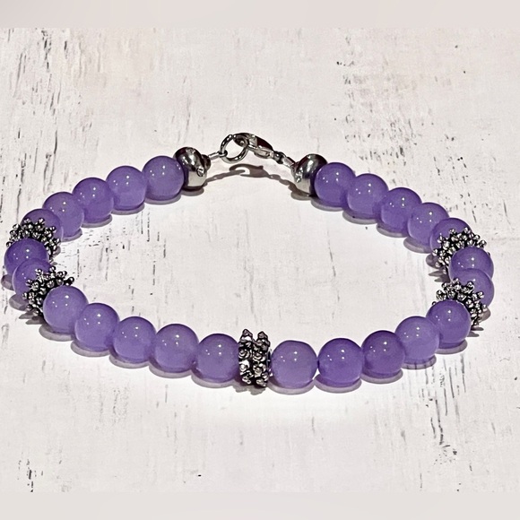 Lavender Jade Handmade Beaded Ankle Bracelet with Silver Daisy Accents - Picture 4 of 6